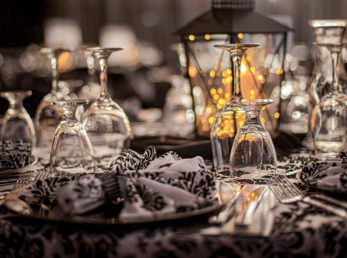 An elegantly decorated table at the President's Ball featuring a glittering centrepiece, sparkling tablewear, and beautifully folded napkins
