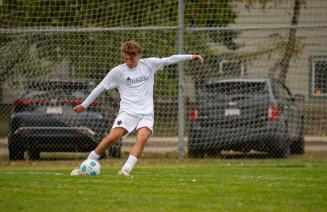 ves soccer player on the pitch about to kick the ball